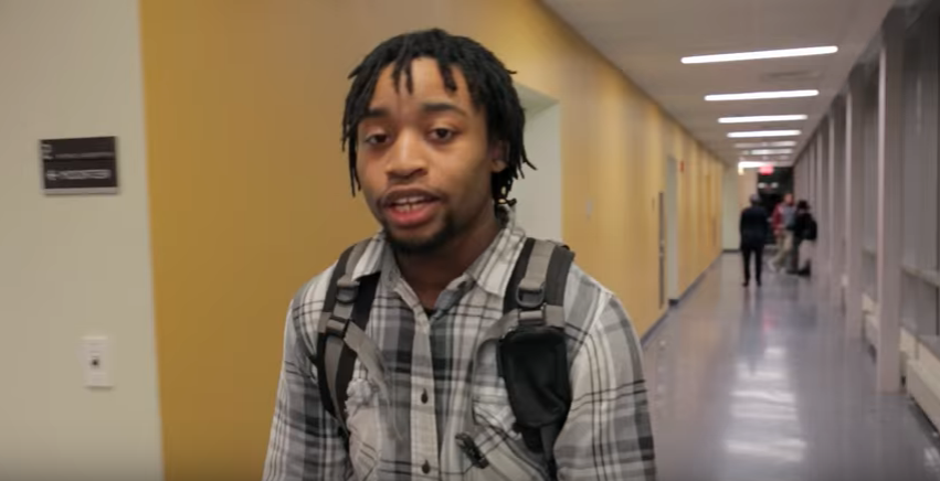 一名非裔美国男学生在霍利约克社区学院的走廊上